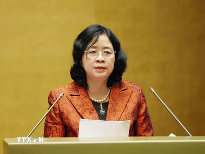 Đồng chí Bùi Thị Minh Hoài, Ủy viên Bộ Chính trị, Bí thư Trung ương Đảng, Chủ tịch Ủy ban Trung ương Mặt trận Tổ quốc Việt Nam, giới thiệu Chuyên đề: "Phát huy sức mạnh Đại đoàn kết toàn dân tộc trong sự nghiệp xây dựng, phát triển đất nước và bảo vệ Tổ quốc trong Kỷ nguyên mới." (Ảnh: Phương Hoa/TTXVN)