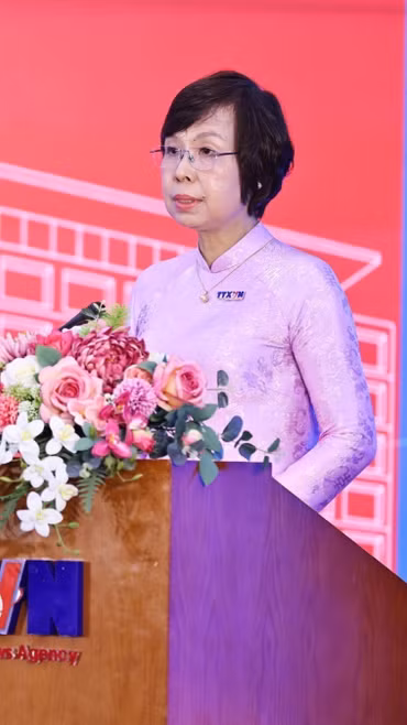 Đồng chí Vũ Việt Trang, Ủy viên Ban Thường vụ Đảng ủy các cơ quan Đảng Trung ương, Bí thư Đảng ủy, Tổng Giám đốc TTXVN, Phó Trưởng Ban Tuyên giáo và Dân vận Trung ương, Chủ tịch Liên Chi hội Nhà báo TTXVN trình bày báo cáo. (Ảnh: Minh Đức/TTXVN)