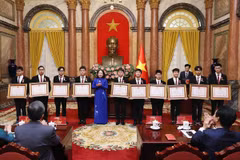 Phó Chủ tịch nước Võ Thị Ánh Xuân trao Huân chương Lao động hạng Nhì cho các học sinh đoạt giải Olympic và Khoa học kỹ thuật quốc tế. (Ảnh: An Đăng/TTXVN)