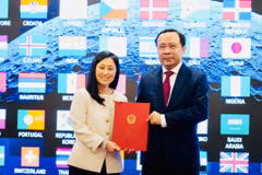 Bộ trưởng Khoa học và Công nghệ Vũ Hải Quân đại diện Việt Nam đã trao văn kiện tới Đại sứ Mỹ tại Việt Nam Jennifer Wicks. (Nguồn: Bộ Khoa học và Công nghệ cung cấp)
