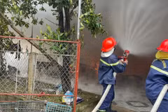 Các lực lượng chức năng ứng cứu tại hiện trường. (Nguồn: Công an tỉnh Hà Tĩnh)