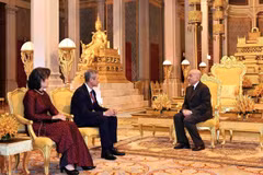 Quốc vương Norodom Sihamoni (phải) tiếp Đại sứ Việt Nam Nguyễn Minh Vũ tại Cung điện Hoàng gia Campuchia ở thủ đô Phnom Penh. (Nguồn: TTXVN)