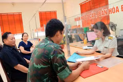Công chức Chi cục Thuế thành phố Yên Bái hướng dẫn người dân làm thủ tục nộp thuế. (Ảnh: Phạm Hậu/TTXVN)