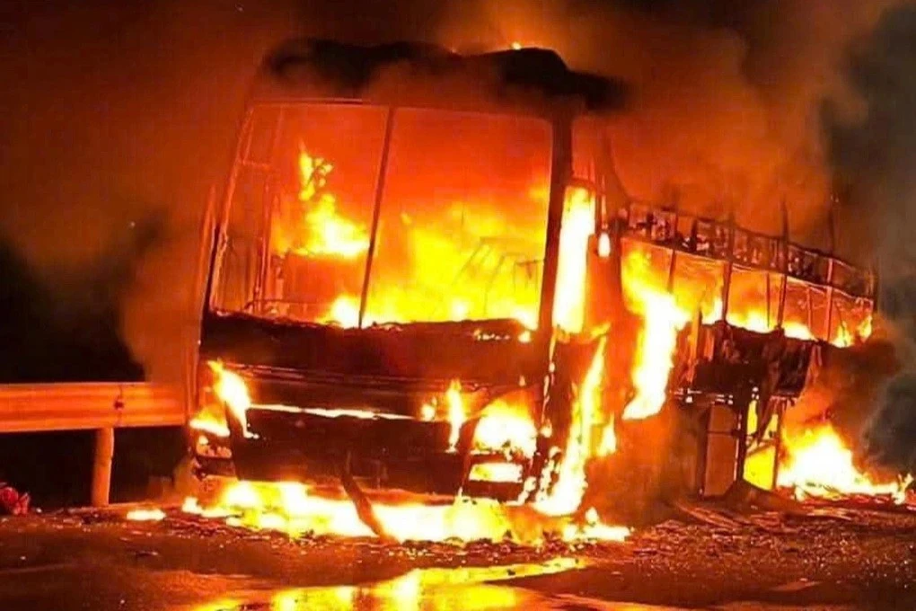 Xe khách giường nằm bốc cháy trên Quốc lộ 1 ở Đắk Lắk, 34 hành khách thoát nạn an toàn