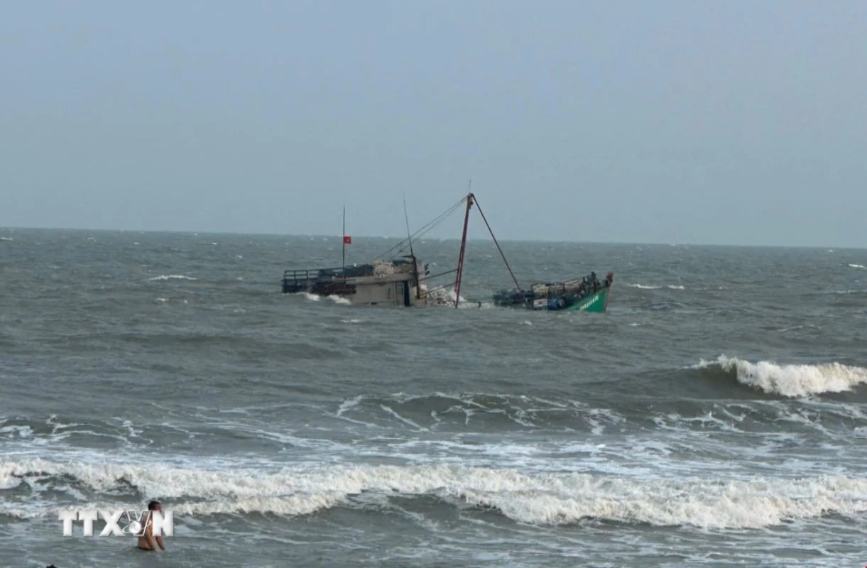Ngư dân Nghệ An được cứu sống ngoài khơi sau khi tàu bị chìm