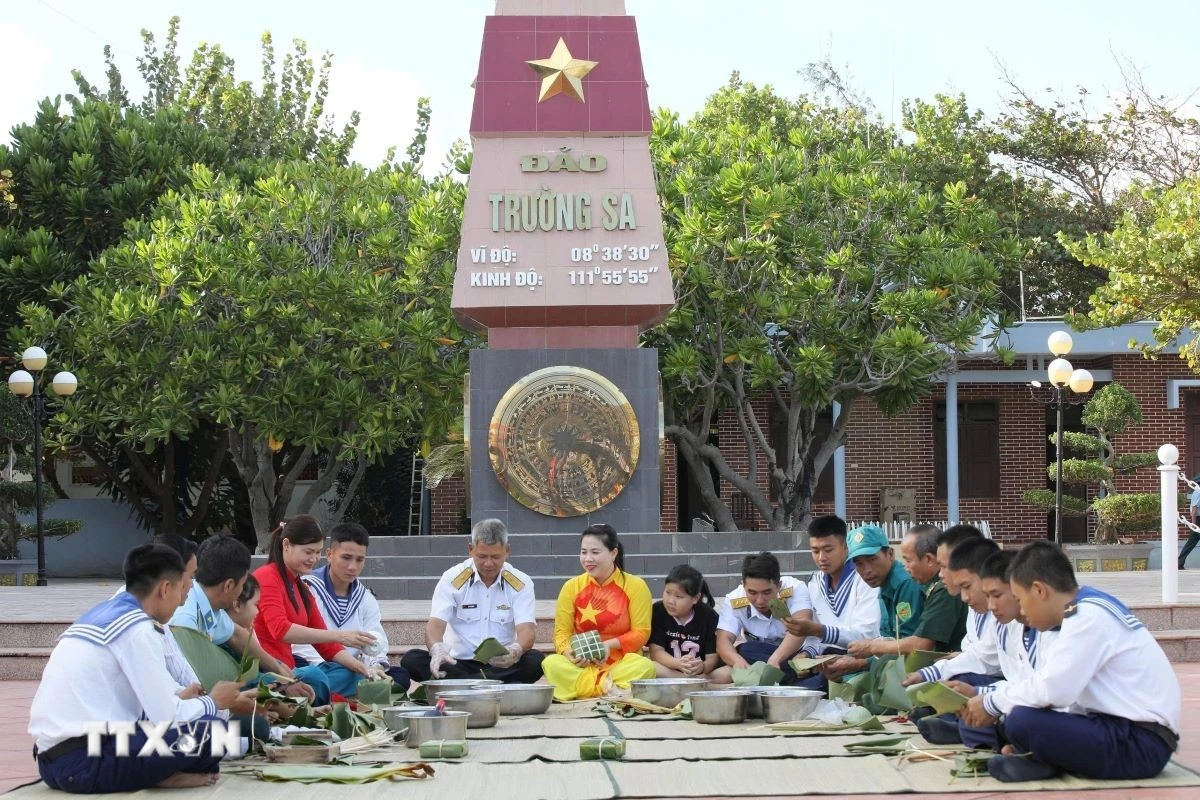 Tết ấm áp nơi đầu sóng: Cán bộ, chiến sĩ Trường Sa cùng gói bánh chưng và trao quà