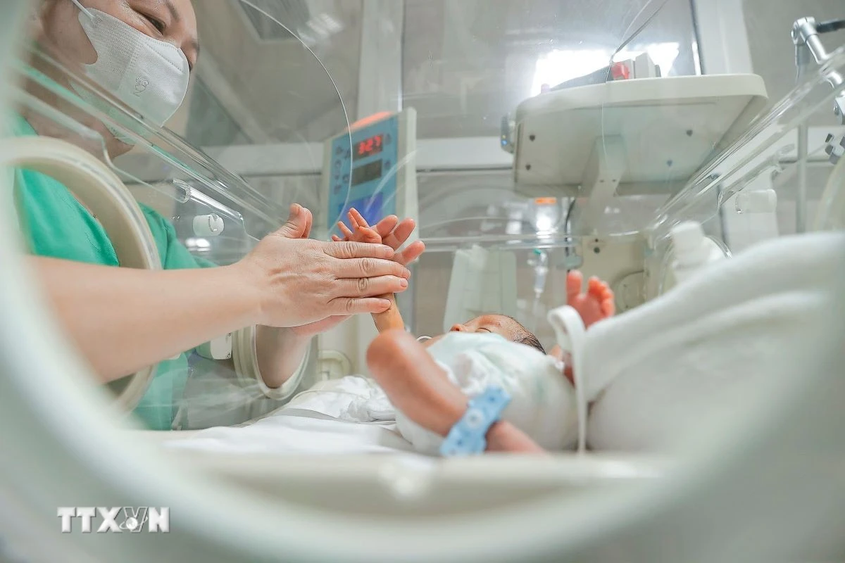 Chính sách mới hỗ trợ phụ nữ sinh đủ hai con trước tuổi 35