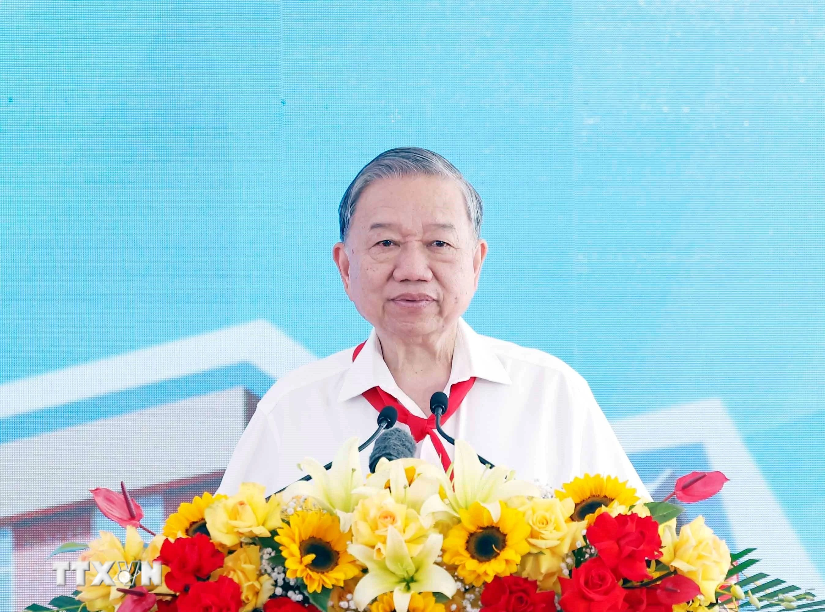 Tổng Bí thư nhấn mạnh: Bồi dưỡng nguồn nhân lực tại chỗ, từng bước nâng cao dân trí