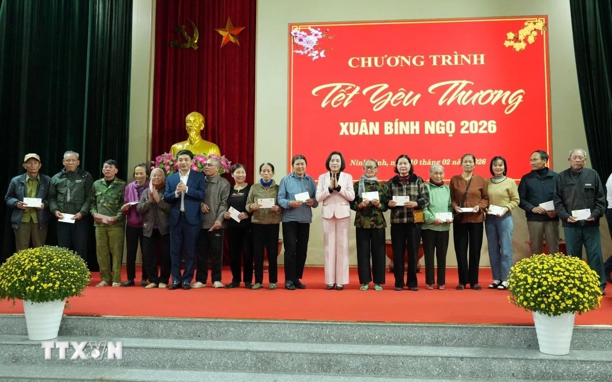 Phó Chủ tịch Quốc hội Nguyễn Thị Thanh thăm và tặng quà Tết tại Ninh Bình