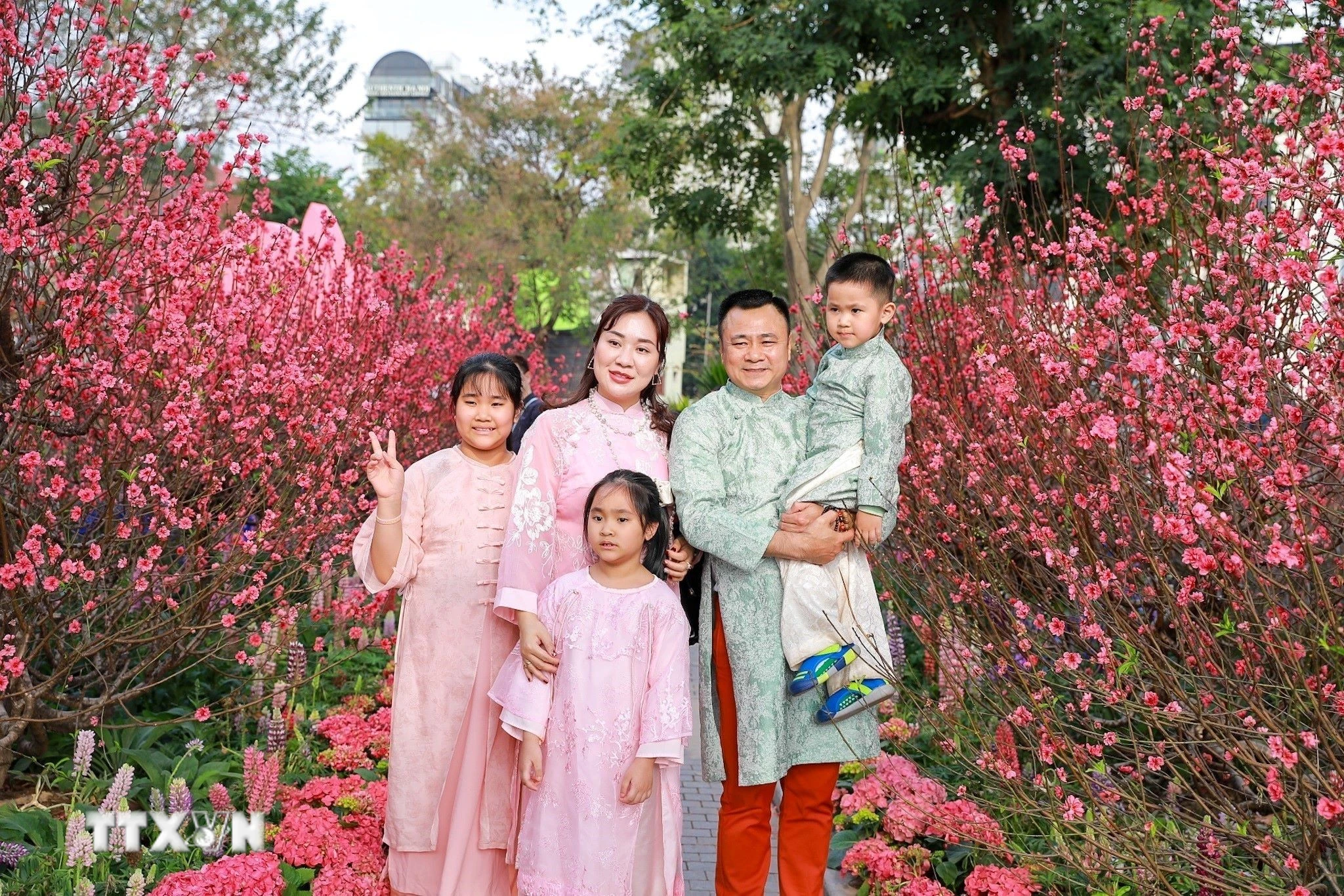 Không khí đón xuân nhộn nhịp tại khu vực Hồ Hoàn Kiếm chiều 28 Tết
