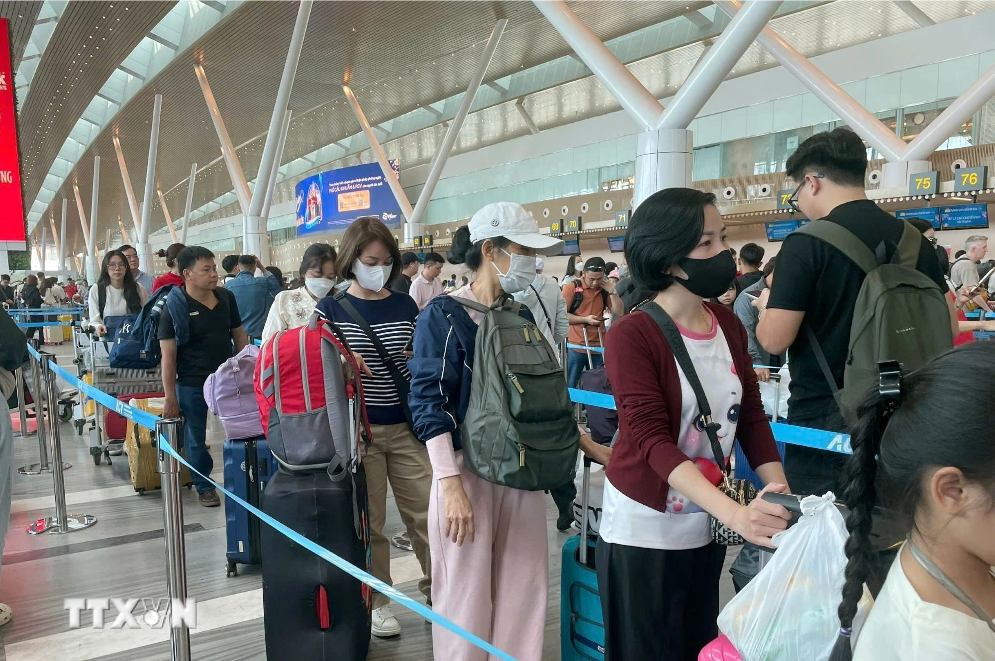 Sân bay Tân Sơn Nhất lập kỷ lục mới trong ngày mùng 6 Tết