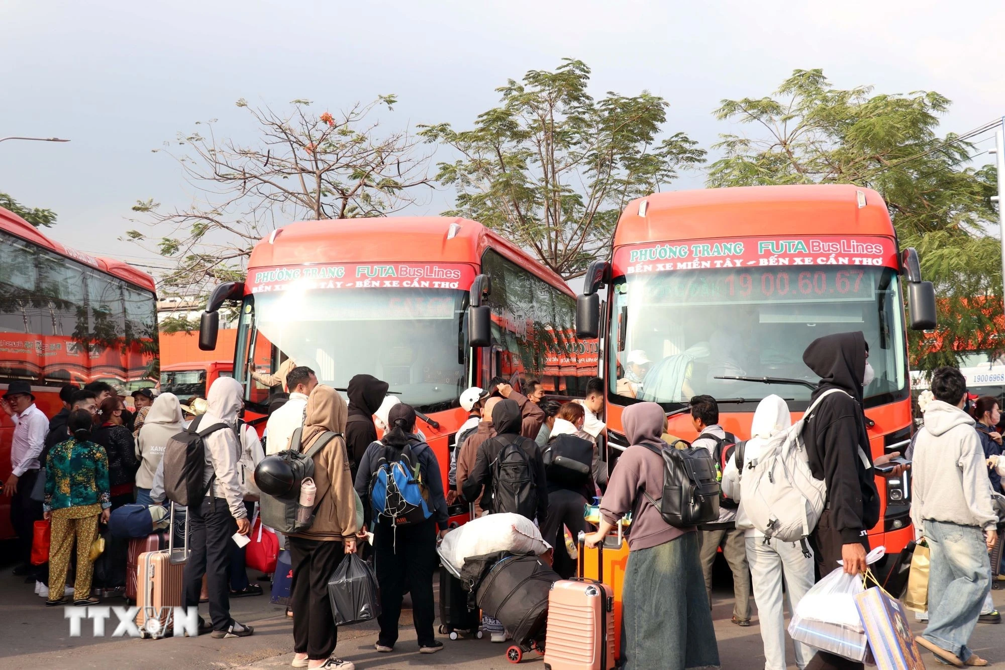 Bến Xe Nhà Ga TP.HCM Đông Nghịt Hành Khách Trong Ngày Làm Việc Cuối Năm