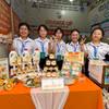 Các học sinh Trường Trung học phổ thông Nguyễn Thiện Thành, tỉnh Vĩnh Long, với các sản phẩm làm từ quả cam. (Ảnh: Phạm Mai/Vietnam+)