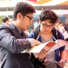 Sinh viên tìm hiểu thông tin du học. (Ảnh: PV/Vietnam+)