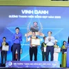 Ban tổ chức trao giải cho các cá nhân. (Ảnh: PV/Vietnam+)