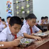 Học sinh ăn bán trú tại trường. (Ảnh: TTXVN)