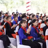 Học sinh trong lễ khởi công trường nội trú. (Ảnh: TTXVN)