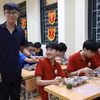 Học sinh Trường Trung học phổ thông Phan Huy Chú ăn bữa tối tại trường. (Ảnh: PV/Vietnam+)