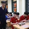 Học sinh Trường Trung học phổ thông Phan Huy Chú ăn bữa tối tại trường. (Ảnh: PV/Vietnam+)