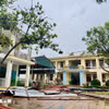 Trường Tiểu học Đồng Tiến, Hà Tĩnh bị tốc mái, hư hỏng nặng. (Ảnh: Hoàng Ngà/TTXVN)