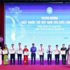 Ban tổ chức trao giải thưởng Thầy thuốc trẻ Việt Nam tiêu biểu cho các cá nhân. (Ảnh: Minh Đức/TTXVN)