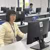 Cán bộ coi thi đánh giá tư duy kiểm tra máy tính trước giờ thi. (Ảnh: PV/Vietnam+)