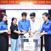 Cán bộ đoàn, đoàn viên thanh niên ủng hộ đồng bào bị ảnh hưởng bởi bão Bualoi. (Ảnh: Minh Đức/TTXVN) 