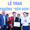 Ban tổ chức trao giải cho các nhà khoa học trẻ. (Ảnh: PV/Vietnam+).