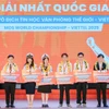  Ban tổ chức trao giải nhất cho các thí sinh. (Ảnh: PV/Vietnam+)