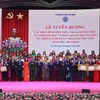 Các đại biểu chụp ảnh cùng tập thể, cá nhân được nhận bằng khen của Thủ tướng Chính phủ. (Ảnh: Thanh Tùng/TTXVN)