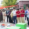 Các học sinh trình diễn mô hình STEM tại sự kiện. (Ảnh: PV/Vietnam+)