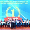 Bộ Giáo dục và Đào tạo trao giải cho các học sinh đoạt giải nhất cuộc thi năm học 2023-2024. (Ảnh: Bộ GD-ĐT)