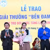 Nguyễn Mỹ Linh nhận Giải thưởng Bền Đam Mê. (Ảnh: PV/Vietnam+).