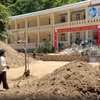 Trường Phổ thông dân tộc bán trú tiểu học Bắc Lý 2, xã Bắc Lý, tỉnh Nghệ An ngổn ngang với đống bùn đất chất cao. (Ảnh: CTV/Vietnam+)