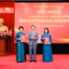 Bộ trưởng Hoàng Minh Sơn trao quyết định bổ nhiệm lãnh đạo Trường Đại học Ngoại thương. (Ảnh: PV/Vietnam+)