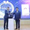 Đại diện Nhà xuất bản Giáo dục Việt Nam và Đại sứ quán Chile thực hiện nghi thức bấm nút ra mắt bản dịch tác phẩm văn học thiếu nhi Papelucho. (Ảnh: PV/Vietnam+)