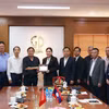 Nhà xuất bản Giáo dục Việt Nam chụp ảnh lưu niệm cùng đoàn công tác Lào. (Ảnh: Vietnam+)