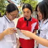 Thí sinh thảo luận bài sau giờ thi vào lớp 10. (Ảnh: Phạm Mai/Vietnam+)
