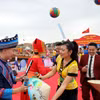 Thanh niên Việt Nam - Trung Quốc đổi quà lưu niệm là chiếc nón lá của Việt Nam và quạt của Trung Quốc. (Ảnh: TTXVN).