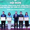 Ban tổ chức trao giải cho các nhà nông trẻ xuất sắc. (Ảnh: BTC)