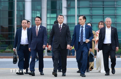 Thủ tướng Lê Minh Hưng rời Hà Nội sang tham dự Hội nghị Cấp cao Kỷ niệm 35 năm quan hệ ASEAN-Nga tại Kazan. (Ảnh: Dương Giang/TTXVN)
