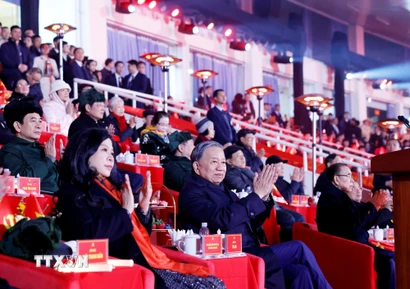 Tổng Bí thư Tô Lâm, các đồng chí lãnh đạo, nguyên lãnh đạo Đảng, Nhà nước và các đại biểu dự chương trình nghệ thuật đặc biệt "Dưới lá cờ vẻ vang của Đảng.” (Ảnh: TTXVN)