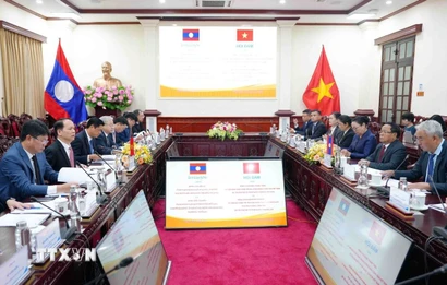 Bộ trưởng Bộ Tư pháp Hoàng Thanh Tùng hội đàm với Phó Thủ tướng, Bộ trưởng Tư pháp Lào Khamphan Phommathat. (Ảnh: Phạm Kiên/TTXVN)