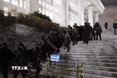 Binh sỹ Hàn Quốc tại Tòa nhà Quốc hội ở Seoul ngày 4/12/2024. (Ảnh: Yonhap/TTXVN)