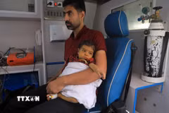 Bệnh nhi bị ung thư tại Dải Gaza chờ được sơ tán ra nước ngoài để điều trị, hồi tháng Sáu năm ngoái. (Ảnh: THX/TTXVN)