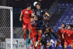 Võ Anh Quân (số 20) U23 Việt Nam cản phá pha đánh đầu của cầu thủ U23 Hàn Quốc. (Ảnh: AFC/TTXVN)
