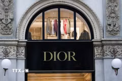 Biểu tượng hãng thời trang Dior tại cửa hàng ở Milan (Italy). (Ảnh: Getty Images/ TTXVN)