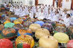 Lễ cúng thần linh tại thánh đường để bước vào lễ tịnh chay là nghi thức quan trọng trong tín ngưỡng tôn giáo của đồng bào Chăm theo đạo Hồi giáo tại tỉnh Ninh Thuận vào dịp đón Tết Ramưwan hằng năm. (Nguồn: Báo Nhân Dân)