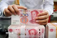 Kiểm tiền mệnh giá 100 nhân dân tệ tại một ngân hàng ở Nam Thông, tỉnh Giang Tô (Trung Quốc). (Nguồn: THX/TTXVN)
