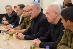 Thủ tướng Israel Benjamin Netanyahu (thứ ba, phải) chủ trì cuộc họp với các quan chức an ninh tại Tel Aviv hồi tháng Tám năm ngoái. (Ảnh: THX/TTXVN)